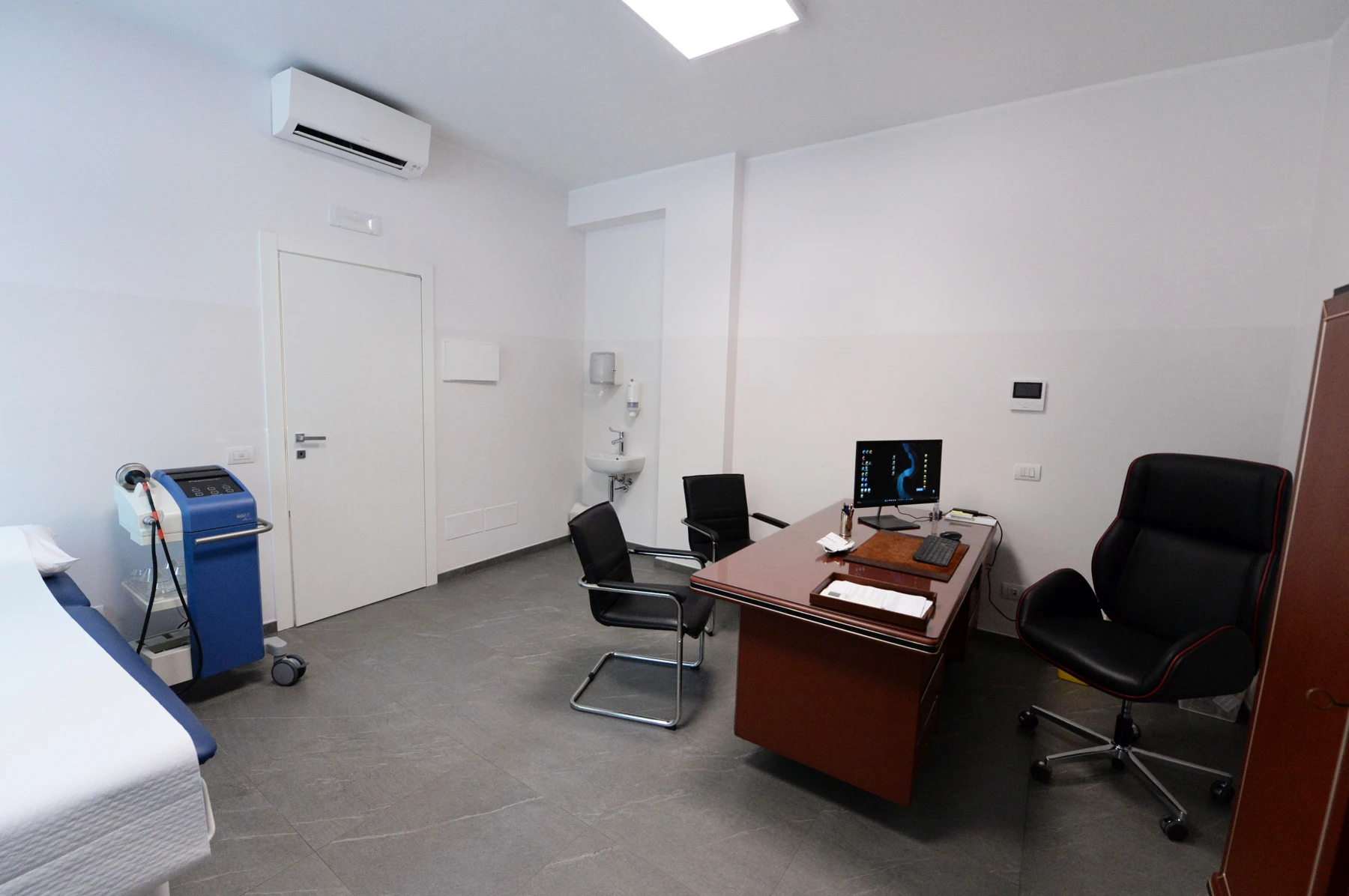 Studio Kinesio Clinic con scrivania, sedute e lettino per le visite