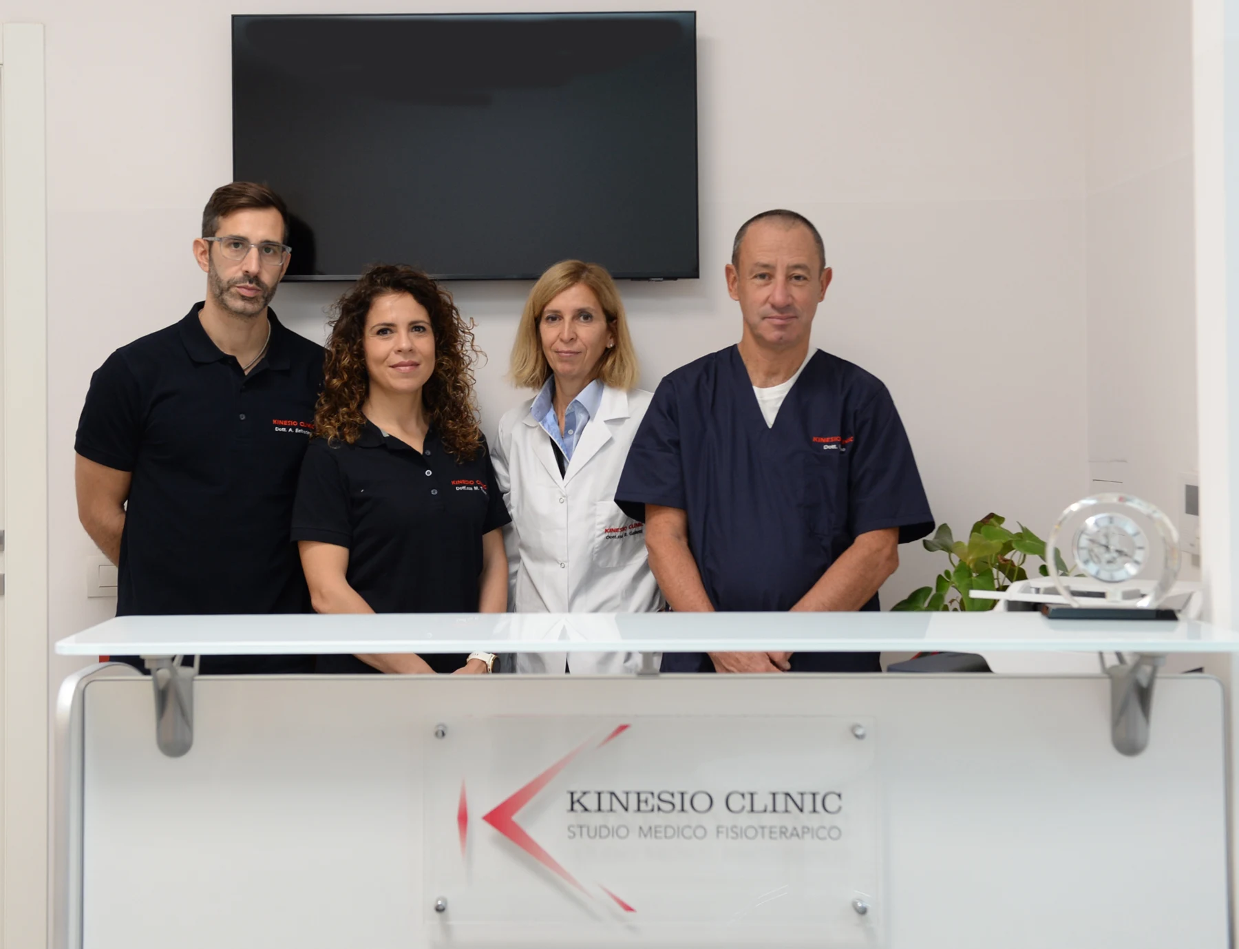 Andrea Belvedere, Milena Tuccio, Roberta Galletti e Roberto Leo nella reception di Kinesio Clinic